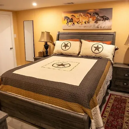Stockyards Cowtown Outpost-Less Than 4 Minutes To Stockyards-Sleeps 8